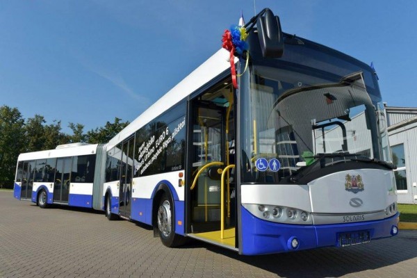 Jaunie "Solaris" autobusi uzņem pirmos pasažierus