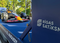 Uz "Rīgas satiksmes" speciālā tramvaja platformas pārvadā F1 formulu